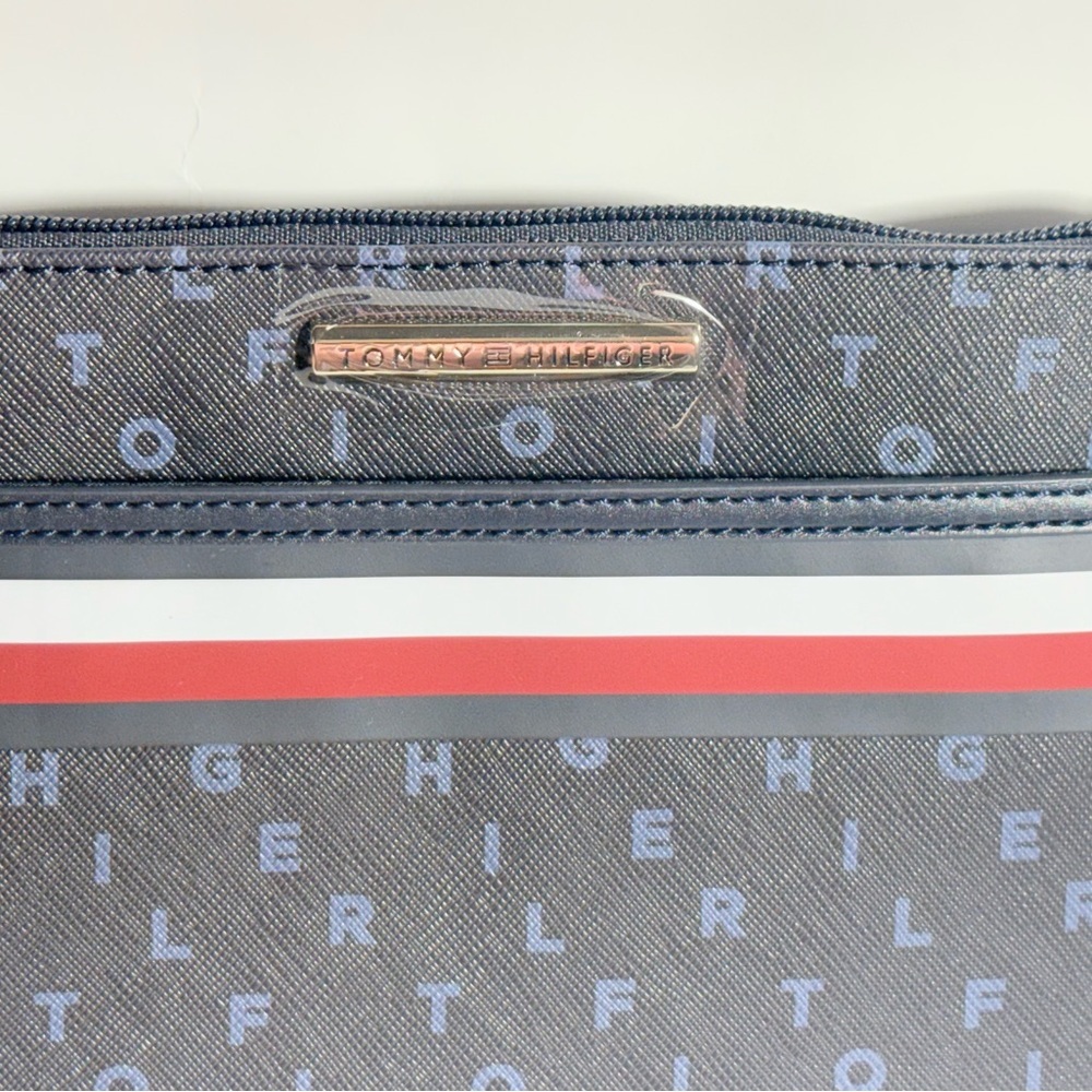 Tommy Hilfiger Signature Stripe Wristlet Navy Blue Wallet Clutch NWT - Picture 4 of 9